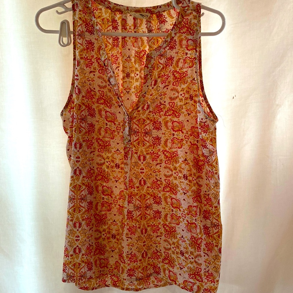 Sleeveless summer blouse and cream and red